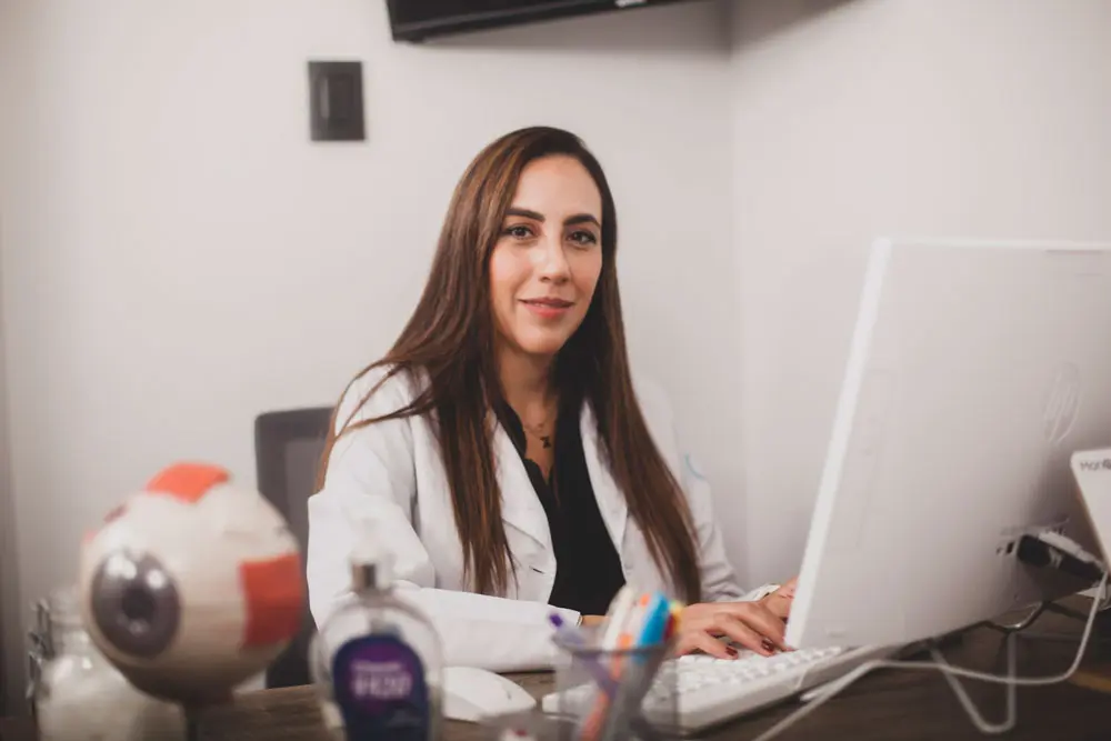 Dra Ximena Mira trabajando en su pagina web medica desde consultorio en Queretaro