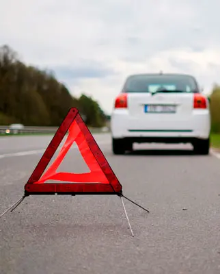 alerta_digital_prevencion_web_gruas_sjr_sidci_empresarial_queretaro_322x400 Triangulo de emergencia colocado sobre carretera con vehiculo detenido al fondo simbolizando alerta digital y necesidad de desarrollo de sitio web estrategico en Queretaro
