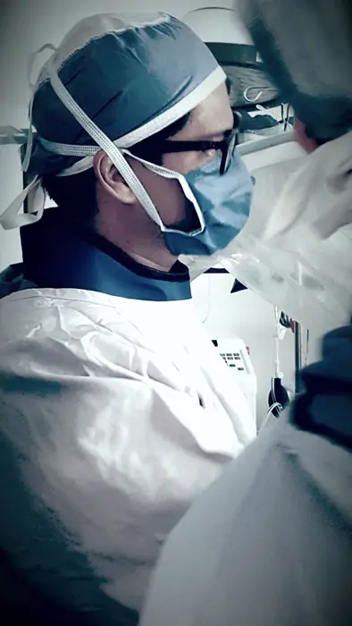 estrategia_seo_medico_entorno_quirurgico_sidci_queretaro_394x700 Medico en entorno quirurgico representando estrategia SEO medico aplicada al sector salud por Sidci Empresarial en Queretaro