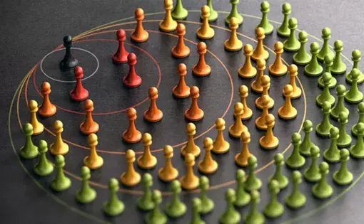 Imagen conceptual de peones organizados en circulos que simbolizan estrategia seo y segmentacion digital para posicionamiento competitivo.