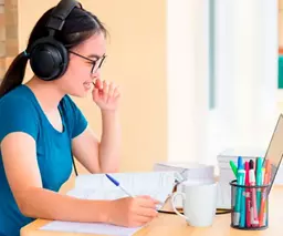 Profesional de Sidci Empresarial gestionando anuncios publicitarios digitales y campañas de Marketing Digital desde entorno de trabajo estrategico