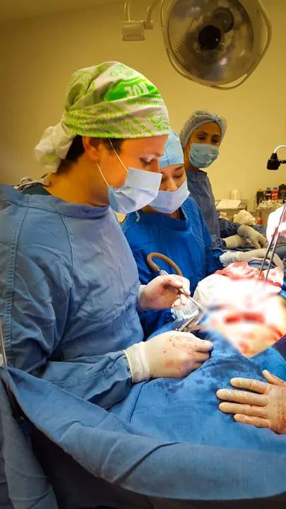 Equipo Quirurgico Realizando Cirugia En Quirofano Como Representacion De Marketing Para Cirujanos Oncologicos Y Procedimientos Especializados