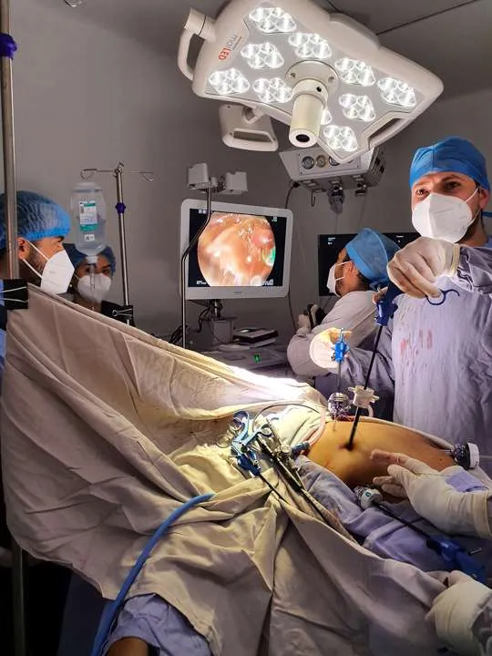 Equipo Medico Realizando Procedimiento Quirurgico Minimamente Invasivo En Quirofano Moderno Representando Marketing Digital Para Cirujanos