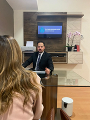 Dr Tomas Hernandez Atendiendo Consulta Privada En Consultorio Oncologico Representando Marketing Para Oncologos En Queretaro