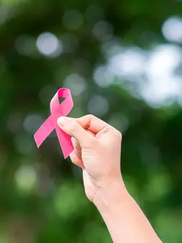 Mano Sosteniendo Lazo Rosa De Concientizacion Sobre Cancer De Mama Representando Estrategias De Marketing Para Oncologos