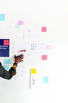 Planeacion estrategica de pagina web con notas adhesivas en oficina de Sidci Empresarial en Queretaro