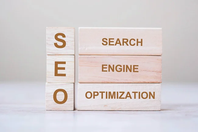 Bloques con texto search engine optimization que representan sem y seo diferencia en estrategia digital.