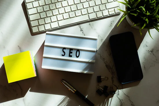 Caja luminosa con la palabra seo que representa seo marketing que es en estrategia digital.