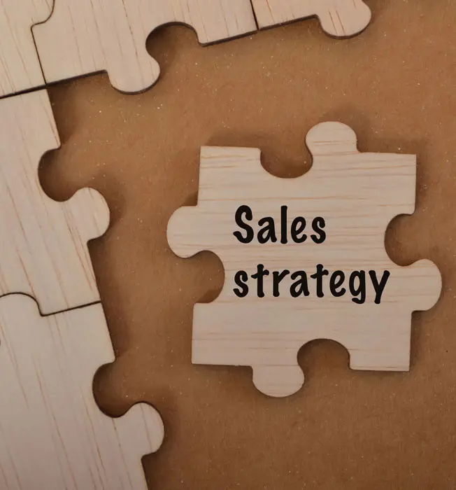 seo_sem_diferencias_estrategia_ventas_sidci_queretaro_652x700 Pieza de rompecabezas con texto sales strategy representando diferencias entre SEO y SEM en estrategia digital